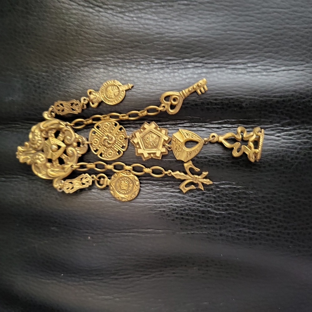 Brass Chatelaine Brooch Fancy Dangling Asain Motif Signed "ART" Coro Sty… - Picture 3 of 11